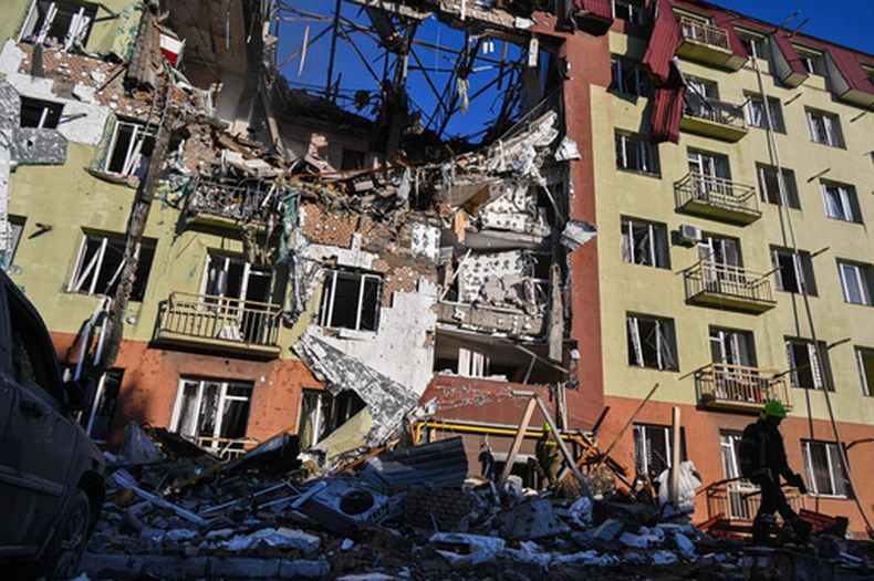 Un rescatista trabaja ante un edificio residencial muy dañado por un ataque ruso en Odesa, Ucrania, el lunes 6 de abril de 2026. (AP Foto/Michael Shtekel)