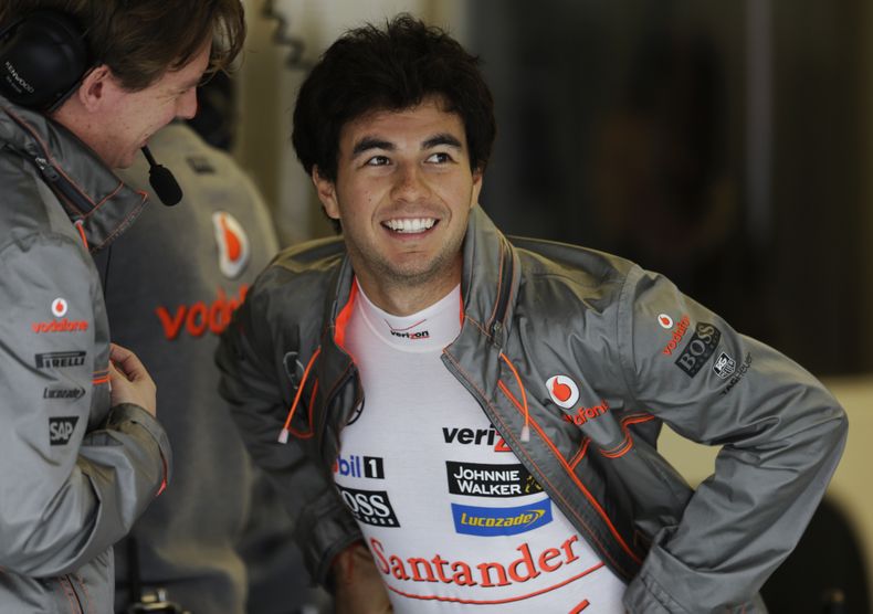 El piloto mexicano de McLaren, Sergio P&eacute;rez, sonr&iacute;e en el garaje del equipo durante una pr&aacute;ctica del GP de Estados Unidos el s&aacute;bado, 16 de noviembre de 2013, en Austin, Texas. (AP Photo/Darron Cummings)