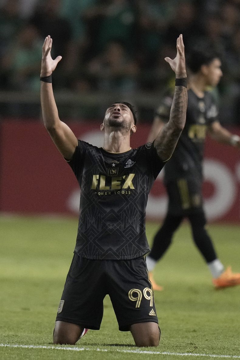 Denis Bouanga, de Los Angeles FC, festeja su tanto ante León, en la ida de la final de la Liga de Campeones de la CONCACAF, el miércoles 31 de mayo de 2023 (AP Foto/Eduardo Verdugo)