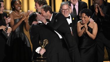 Matty Matheson, centro, y Ebon Moss-Bachrach se besan después de que The Bear ganara el premio a la mejor serie de comedia en la 75ª edición de los Premios Emmy el lunes 15 de enero de 2024 en el Peacock Theatre de Los Ángeles. (Foto AP/Chris Pizzello)