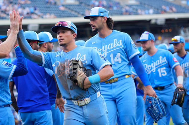 Isaac Collins, de los Reales de Kansas City, celebra con sus compañeros después de su partido de béisbol contra los Padres de San Diego, el sábado 18 de julio de 2026, en Kansas City, Misuri. (Foto AP/Charlie Riedel)