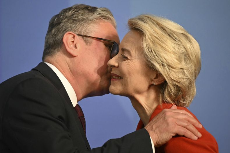 El primer ministro de Reino Unido, Keir Starmer, izquierda, besa a la presidenta de la Comisión Europea, Ursula von der Leyen, derecha, al darle la bienvenida al escenario para pronunciar el discurso de apertura de la Cumbre Internacional sobre el Futuro de la Seguridad Energética en Lancaster House en Londres, Inglaterra, el jueves 24 de abril de 2025. (Justin Tallis/Pool Foto vía AP)