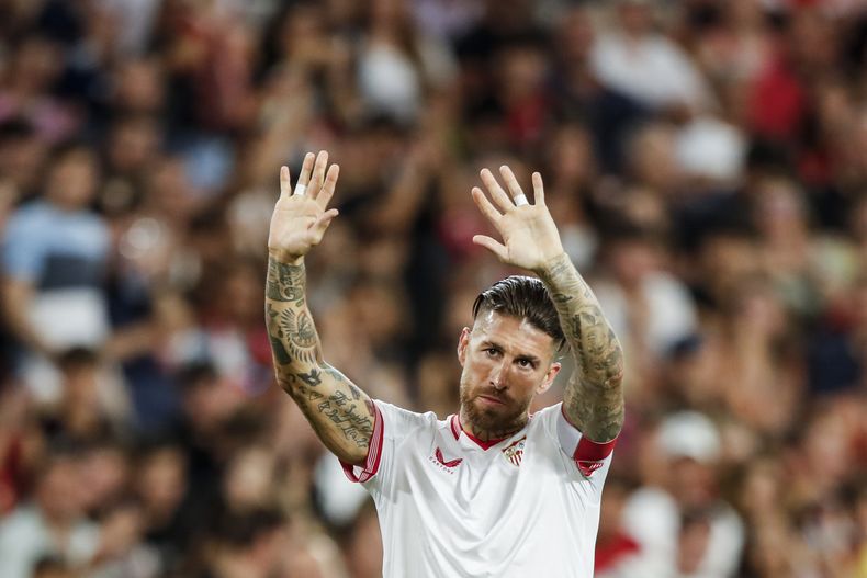 El zaguero del Sevilla Sergio Ramos al final del partido contra el Barcelona en la Liga española, el domingo 26 de mayo de 2024. (AP Foto/Fermín Rodríguez)