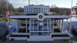 Trabajadores continúan con los últimos detalles de la tribuna de observación presidencial afuera de la Casa Blanca, el jueves 16 de enero de 2025, en Washington, previo a la toma de posesión del presidente electo Donald Trump. (Jon Elswick vía AP)