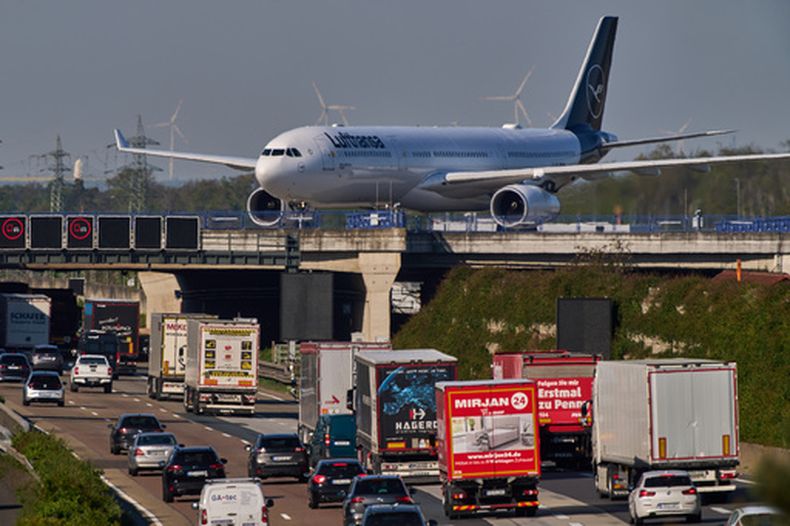 Un avión de Lufthansa rueda por un puente que cruza una autopista en el aeropuerto de Fráncfort, Alemania, el miércoles 22 de abril de 2026. (AP Foto/Michael Probst)