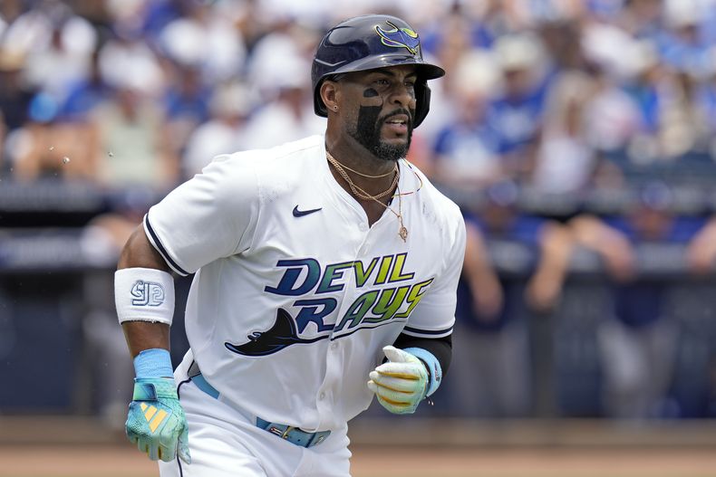 Yandy Díaz de los Rays de Tampa Bay observa su jonrón solitario contra el lanzador de los Dodgers de Los Ángeles, Blake Snell, durante la primera entrada de un partido de béisbol el sábado 2 de agosto de 2025, en Tampa, Florida. (AP Photo/Chris OMeara)