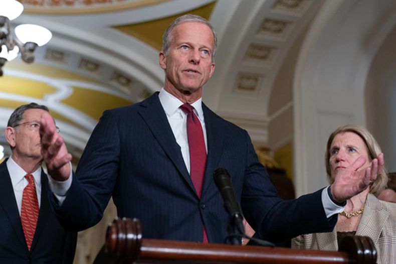 El líder de los republicanos en el Senado, el senador por Dakota del Sur John Thune, en el Congreso en Washington, el 10 de marzo del 2026. (AP foto/Jose Luis Magana)