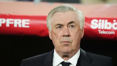 El director técnico del Real Madrid, Carlo Ancelotti, previo al comienzo de la final de la Copa del Rey contra el Barcelona, el sábado 26 de abril de 2025. (AP Foto/José Bretón)