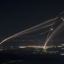 ARCHIVO - El sistema de defensa israelí Cúpula de Hierro intercepta cohetes lanzados desde Líbano en la región de Galilea, visto desde los Altos del Golán, el domingo 4 de agosto de 2024. (AP Foto/Leo Correa, Archivo)