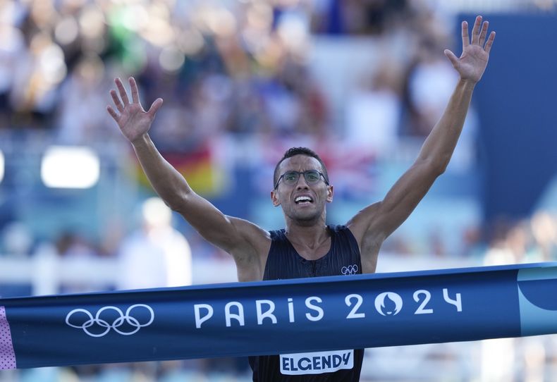 El egipcio Ahmed Elgendy festeja tras asegurar la medalla de oro en el pentatlón moderno de los Juegos Olímpicos, el sábado 10 de agosto de 2024 en Versalles, Francia (AP Foto/Mosaab Elshamy)