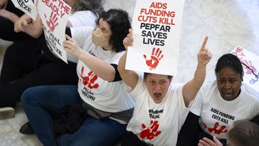 Manifestantes protestan contra los recortes del gobierno de Estados Unidos a la ayuda al extranjero, en el Capitolio, el 26 de febrero de 2025, en Washington. (AP Foto/Mark Schiefelbein)