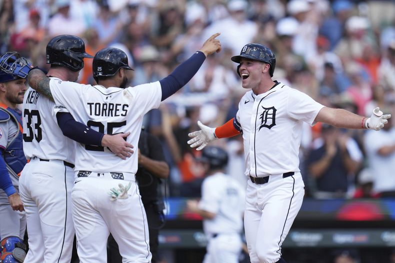 El bateador designado de los Tigres de Detroit, Kerry Carpenter, a la derecha, celebra con Colt Keith, a la izquierda, y Gleyber Torres, después de conectar un jonrón de tres carreras durante la séptima entrada de un juego de béisbol contra los Mets de Nueva York, el miércoles 3 de septiembre de 2025, en Detroit. (AP Photo/Ryan Sun)