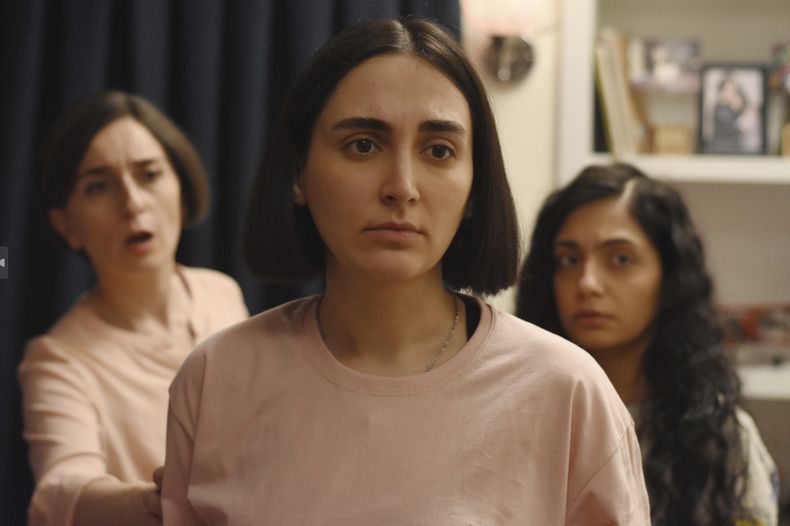 Esta imagen difundida por Neon muestra a Soheila Golestani, de izquierda a derecha, Mahsa Rostami y Setareh Maleki en una escena de The Seed of the Sacred Fig. (Neon vía AP)