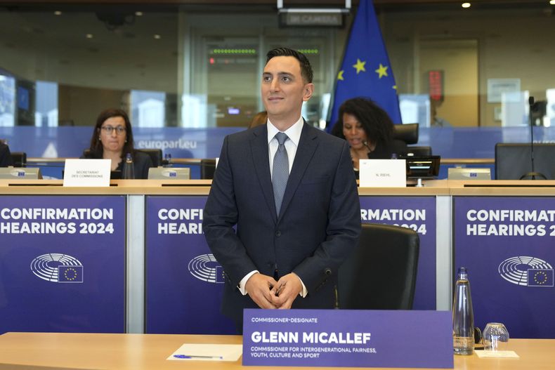 Glenn Micallef, de Malta, candidato a comisario de juventud, cultura y deporte de la UE, posa antes de su audiencia en el Parlamento Europeo, en Bruselas, Bélgica, el lunes 4 de noviembre de 2024. (AP Foto/Virginia Mayo)