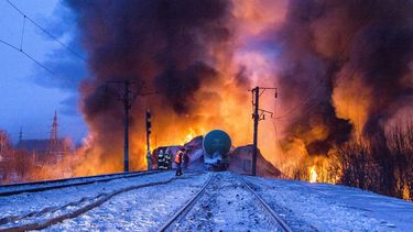 americateve | En esta fotograf&iacute;a proporcionada por el servicio de prensa del Ministerio de Situaciones de Emergencia de Kirov, bomberos y empleados del ministerio observan carros ciesterna incendiados tras el descarrilamiento de un tren, el mi&eacute;rcoles 5 de