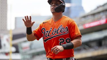 El mexicano Ramón Urías, de los Orioles de Baltimore, corre hacia la caseta después de anotar en la segunda entrada del partido ante los Mellizos de Minnesota, el sábado 8 de julio de 2023, en Minneapolis. (AP Foto/Bailey Hillesheim)