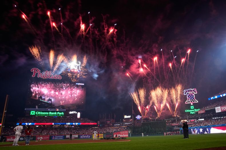 Los fuegos artificiales estallan durante el Juego de Estrellas de las Grandes Ligas de Béisbol (MLB) entre la Liga Americana y la Liga Nacional, el martes 14 de julio de 2026, en Filadelfia. (Foto AP/Matt Slocum)