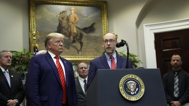 ARCHIVO - El presidente de EEUU, Donald Trump, escucha mientras el director de la Oficina de Administración y Presupuesto Russ Vought habla durante un evento en la Casa Blanca el 9 de octubre de 2019 en Washington. (AP Foto/Evan Vucci, Archivo)