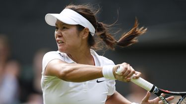 americateve | En esta foto del 23 de junio de 2014, la china Li Na hace una devoluci&oacute;n a la polaca Paula Kania en la priemra ronda de Wimbledon. El viernes 19 de septiembre, Li anunci&oacute; su retiro (AP Foto/Pavel Golovkin, archivo)