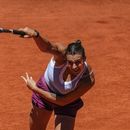 Aryna Sabalenka saca ante Mirra Andreeva en el Abierto de Madrid, el lunes 1 de mayo de 2023. (AP Foto/Manu Fernández)