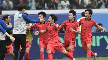 Choi Seok-hyun (4), celebra con sus compañeros tras anotar el gol de la victoria 1-0 ante Nigeria en los cuartos de final del Mundial Sub20, el domingo 4 de junio de 2023 en Santiago del Estero, Argentina. (AP Foto/Gustavo Garello)