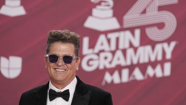 Carlos Vives llega a la 25a entrega del Latin Grammy el jueves 14 de noviembre de 2024, en Miami. (Foto AP/Rebecca Blackwell)