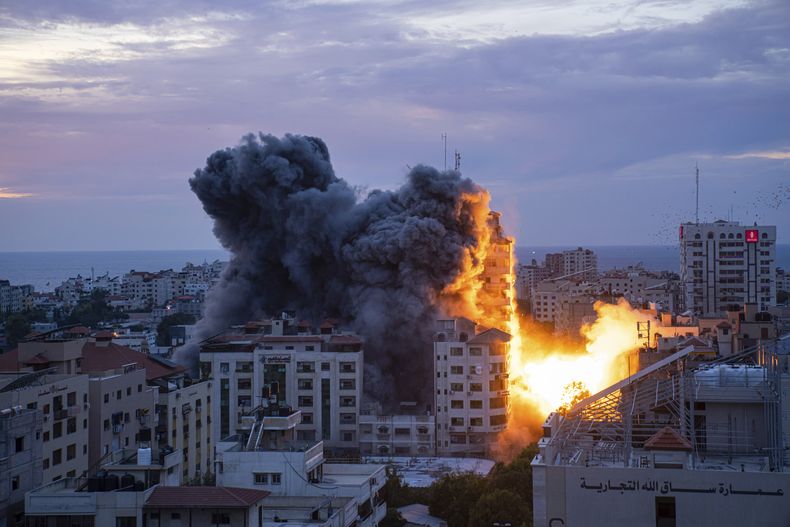 En la imagen, humo y fuego causados por un ataque aéreo israelí sobre la Franja de Gaza, el 7 de octubre de 2023. (AP Foto/Fatima Shbair)