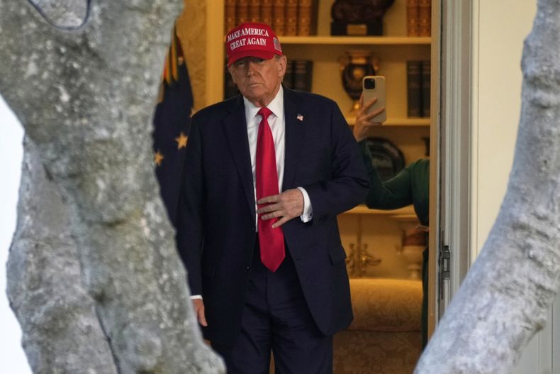 El presidente Donald Trump se dirige hacia el helicóptero presidencial en la Casa Blanca, el 28 de febrero de 2025, en Washington. (AP Foto/Ben Curtis, Archivo)