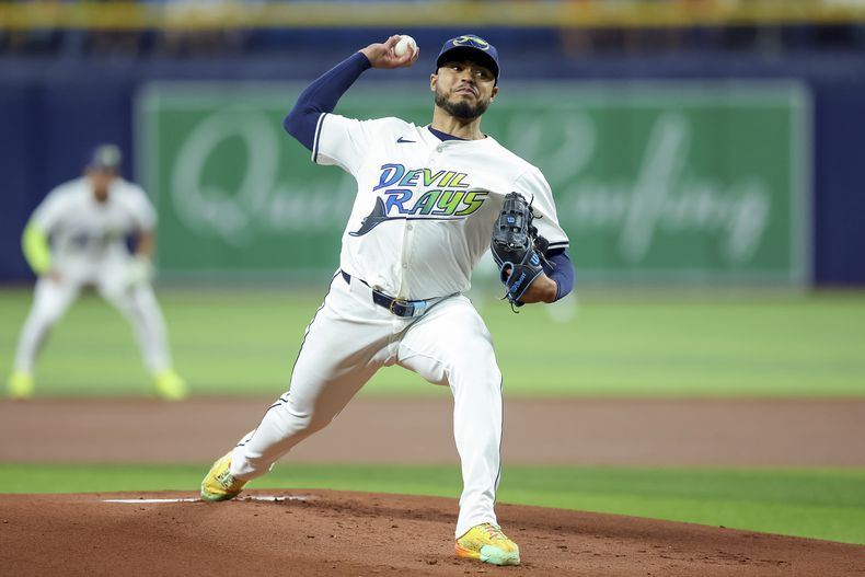 Taj Bradley, abridor de los Rays de Tampa Bay, lanza en contra de los Guardianes de Cleveland durante la primera entrada del juego de béisbol del viernes 12 de julio de 2024, en San Petersburgo, Florida. (AP Foto/Mike Carlson)