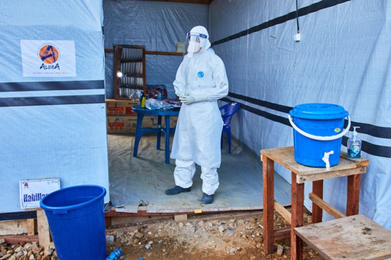 Un trabajador sanitario se encuentra en el Centro Médico Evangélico de Bunia, en el este de la República Democrática del Congo, el viernes 3 de julio de 2026, lugar donde está previsto que se lleven a cabo ensayos clínicos sobre el ébola. (Foto AP/Dirole Lotsima Dieudonne)