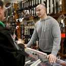 Postura de Trump sobre armas cede ante realidad política
