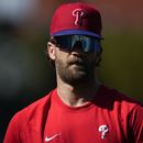 En foto del 21 de abril del 2023, Bryce Harper, de los Filis de Filadelfia, camina en el campo antes del juego de béisbol en contra de los Rockies de Colorado en Filadelfia. El lunes 1 de mayo del 2023, Harper regresa a la alineación de los Filis ante los Dodgers. (AP Foto/Matt Slocum)