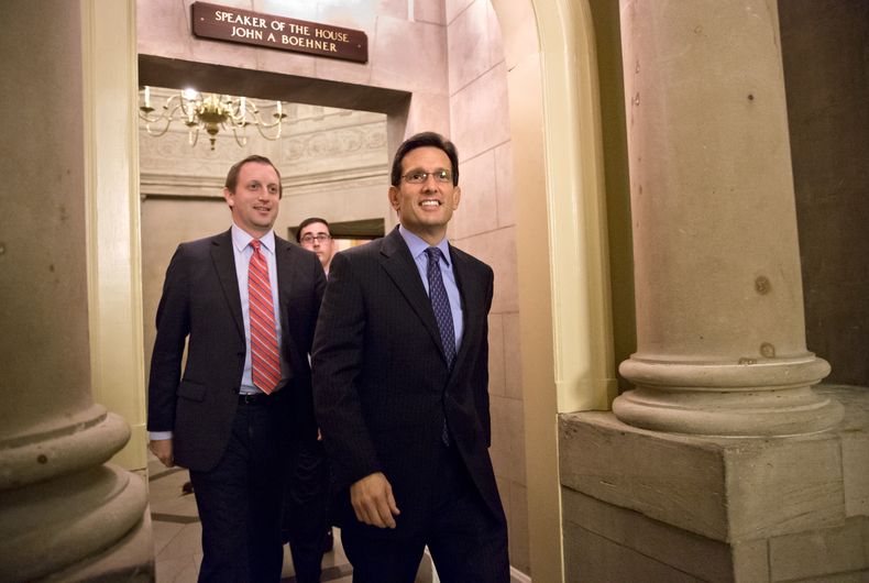 El l&iacute;der de la mayor&iacute;a en la C&aacute;mara de Representantes, Eric Cantor, se encamina al recinto para una votaci&oacute;n en el Capitolio en Washington el 14 ds octubre del 2013 cuando todo parece indicar que los l&iacute;deres de la otra c