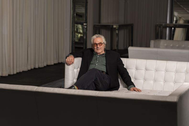 El director George Miller posa para un retrato para promover la película Furiosa: A Mad Max Saga en Los Ángeles, el viernes 10 de mayo de 2024. (Foto AP/Jae C. Hong)