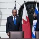 ARCHIVO - El primer ministro israelí, Benjamin Netanyahu, a la izquierda, y el presidente de Estados Unidos, Donald Trump, se preparan para marcharse tras la ceremonia de firmas de los Acuerdos de Abraham en el jardín sur de la Casa Blanca, el 15 de septiembre de 2020 en Washington. (AP Foto/Alex Brandon, Archivo)
