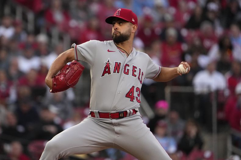Patrick Sandoval, abridor de los Angelinos de Los Ángeles, lanza en el juego del martes 2 de mayo de 2023, ante los Cardenales de San Luis (AP Foto/Jeff Roberson)