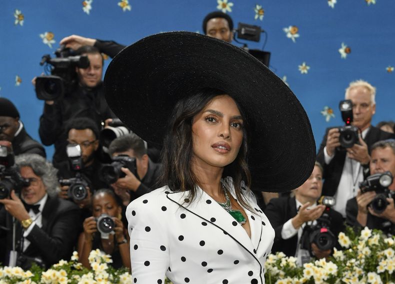 Priyanka Chopra asiste a la gala benéfica del Instituto del Vestido del Museo Metropolitano de Arte que celebra la inauguración de la exposición Superfine: Tailoring Black Style el lunes 5 de mayo de 2025, en Nueva York. (Foto Evan Agostini/Invision/AP)