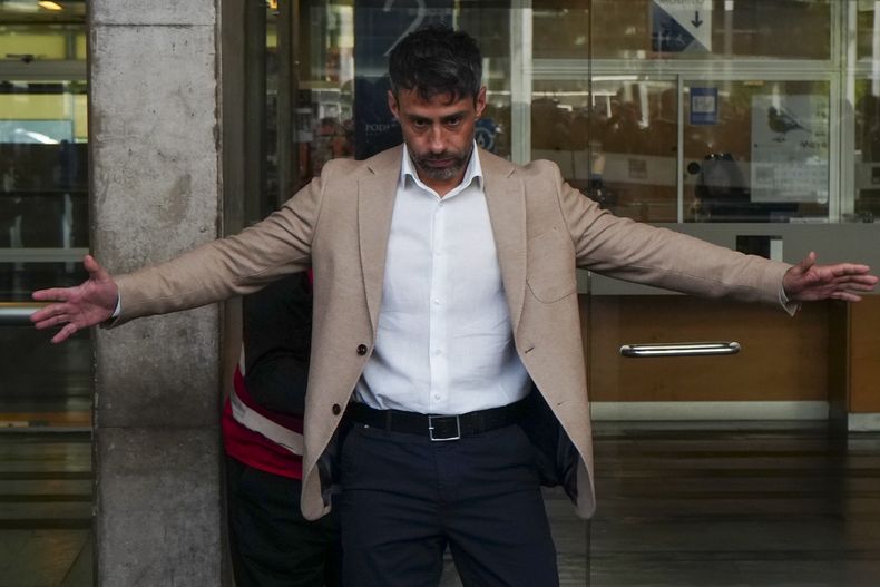 El retirado futbolista chileno Jorge Valdivia se somete a la revisión de seguridad al llegar al Octavo Juzgado de Santiago para enfrentar la audiencia de formalización de cargos por la segunda denuncia de violación que pesa en su contra, el jueves 14 de noviembre de 2024. (AP Foto/Esteban Félix)