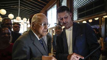 El viceprimer ministro cubano Ricardo Cabrisas, a la izquierda, conversa con un empresario ruso durante un Foro Económico Empresarial Cuba-Rusia en La Habana, Cuba, el miércoles 17 de mayo de 2023. (Foto AP/Ramón Espinosa)