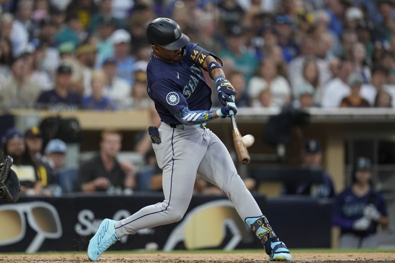El dominicano Julio Rodríguez, pega un jonrón durante el quinto inning del juego ante los Padres de San Diego, el martes 9 de julio de 2024 (AP Foto/Gregory Bull)