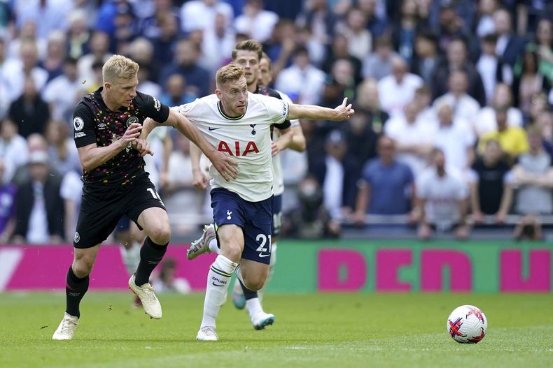 Ben Mee del Brentford y Dejan Kulusevski del Tottenham pelean por el balón en el encuentro de la Liga Premier el sábado 20 de mayo del 2023. (John Walton/PA via AP)