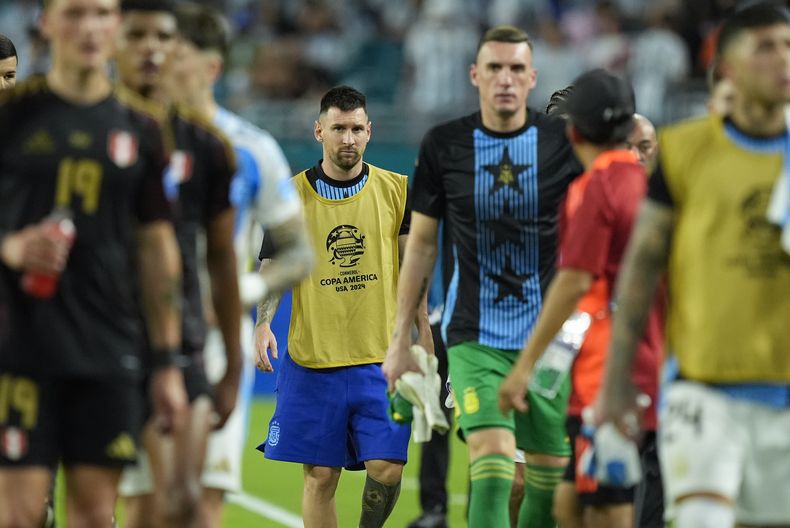 El delantero argentino Lionel Messi se retira del campo durante el descanso del partido contra Perú por la Copa América, el sábado 29 de junio de 2024, Miami Gardens, Florida. (AP Foto/Rebecca Blackwell)