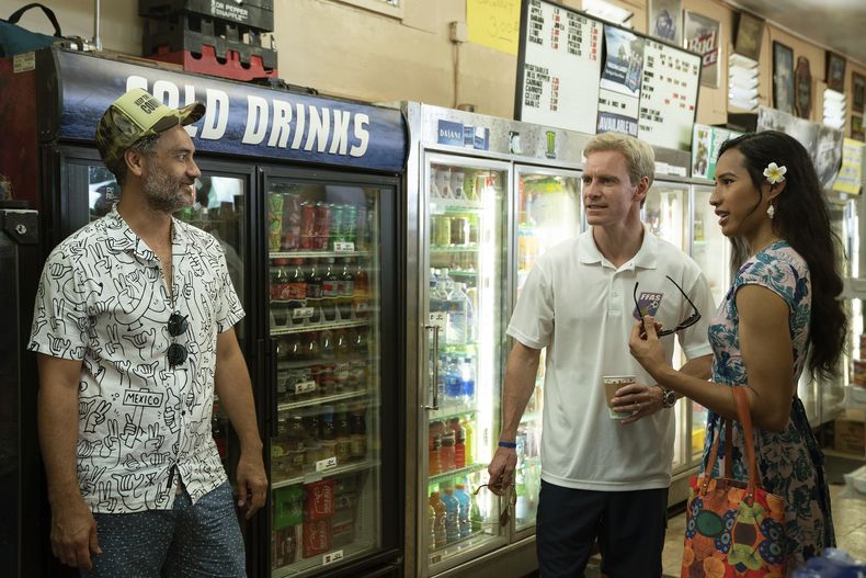 En esta imagen proporcionada por Searchlight Pictures, el director Taika Waititi, izquierda, y los actores Michael Fassbender, y Kaimana, derecha, en el set de Next Goal Wins. (Hilary Bronwyn Gayle/Searchlight Pictures vía AP)
