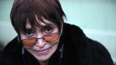 americateve | La directora checa Vera Chytilov&aacute; posa para un retrato en su casa en una fotograf&iacute;a del 2 de febrero de 2009. Chytilov&aacute;, una de las principales cineastas de la nueva ola de cine checoslovaco en la d&eacute;cada de 1960 ha muerto. Medi