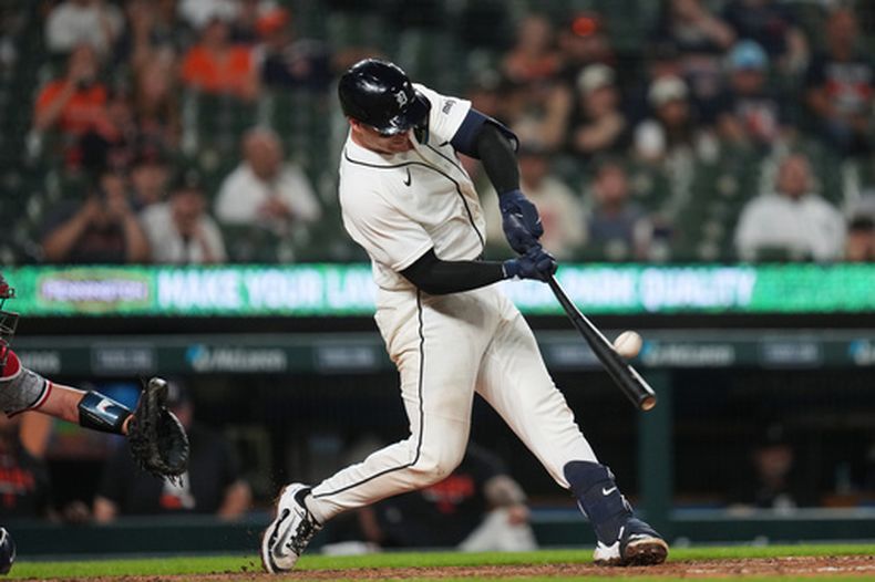 Dillon Dingler, de los Tigres de Detroit, conecta un jonrón de tres carreras contra los Mellizos de Minnesota durante la sexta entrada de un partido de béisbol, el martes 9 de junio de 2026, en Detroit. (Foto AP/Paul Sancya)