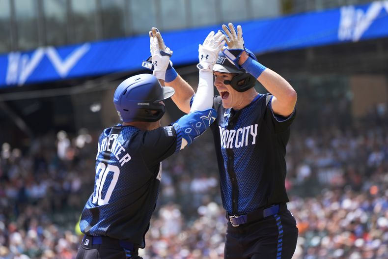 Kerry Carpenter de los Tigres de Detroit celebra su jonrón de dos carreras con Mark Canha en la primera entrada del juego ante los Azulejos de Toronto el sábado 25 de mayo del 2024. (AP Foto/Paul Sancya)