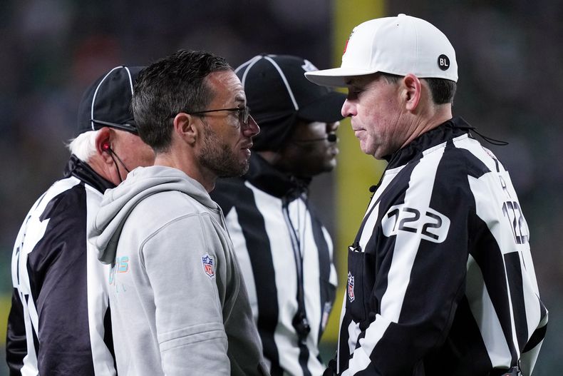 El entrenador de los Dolphins de Miami Mike McDaniel habla con los oficiales durante el encuentro ante lo Eagles de Filadelfia el domingo 22 de octubre del 2023. (AP Foto/Matt Rourke)