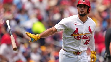 Iván Herrera, de los Cardenales de San Luis, lanza su bate tras conectar un jonrón solitario durante la tercera entrada en el primer juego de una doble cartelera de béisbol contra los Cerveceros de Milwaukee, el martes 7 de julio de 2026, en San Luis. (Foto AP/Jeff Roberson)