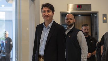 El primer ministro canadiense Justin Trudeau camina por el vestíbulo del Hotel Delta de Marriott, el sábado 30 de noviembre de 2024, en West Palm Beach, Florida. (AP Foto/Carolyn Kaster)