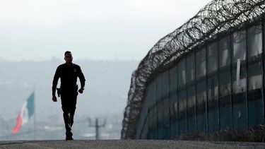 Trump desecha discurso, vuelve a arremeter contra migrantes